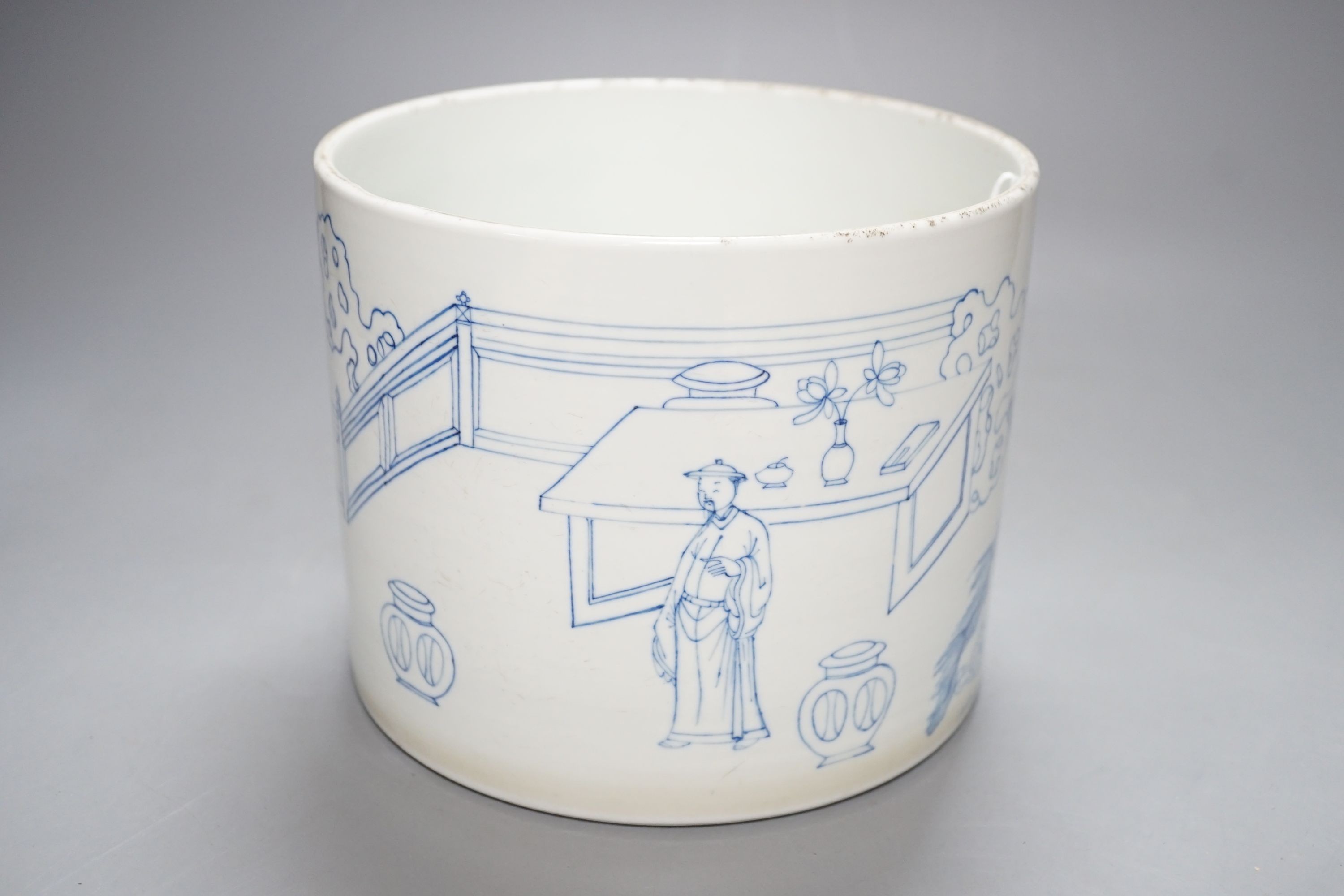 A Chinese blue and white brush pot, 19cm